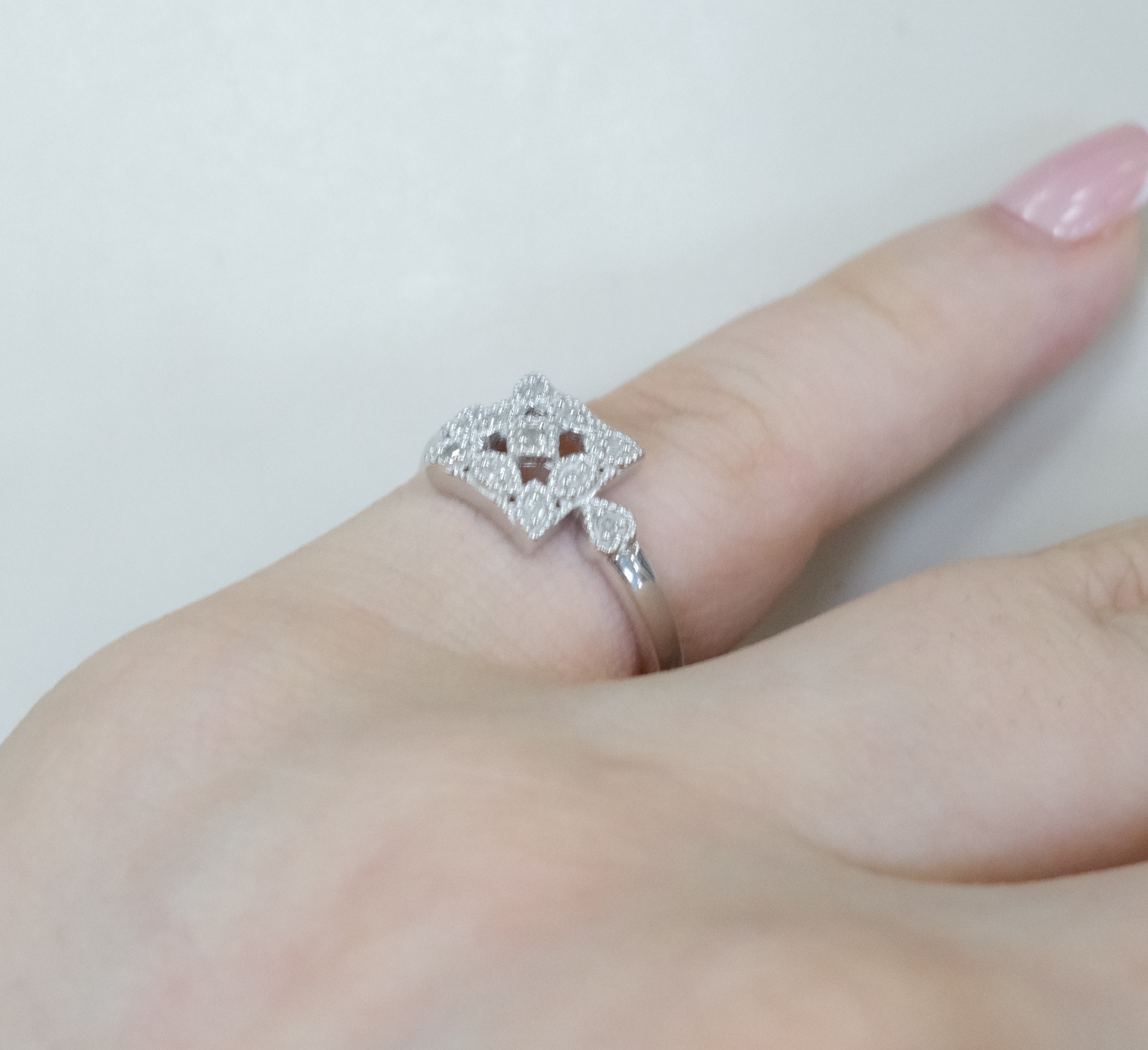 Серебряное кольцо с бриллиантами